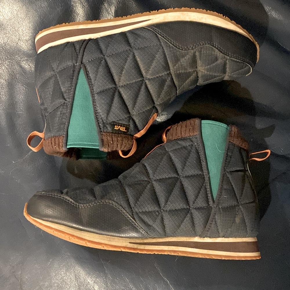 Teva ReEmber puffy slip on boots. Women’s size 8. Navy, Teal, and Orange.